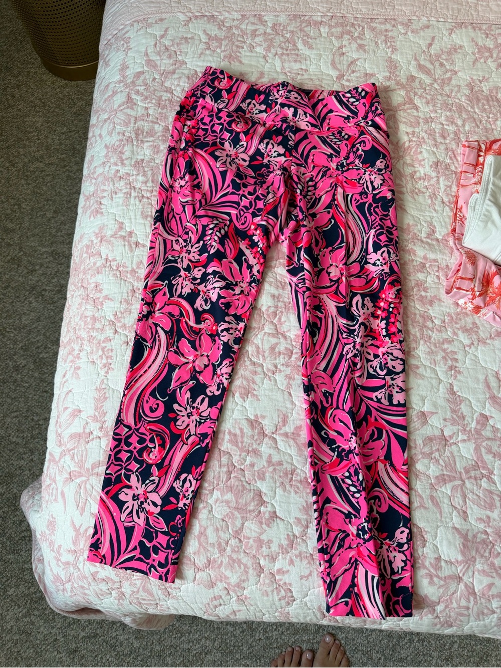 Lilly Pulitzer golf pants size 4 Vibrant Pink & Navy Patterned - Picture 2 of 3